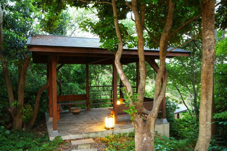貸切・混浴へ向かう小径（階段）の途中に東屋がございます憩いの場としてご利用ください