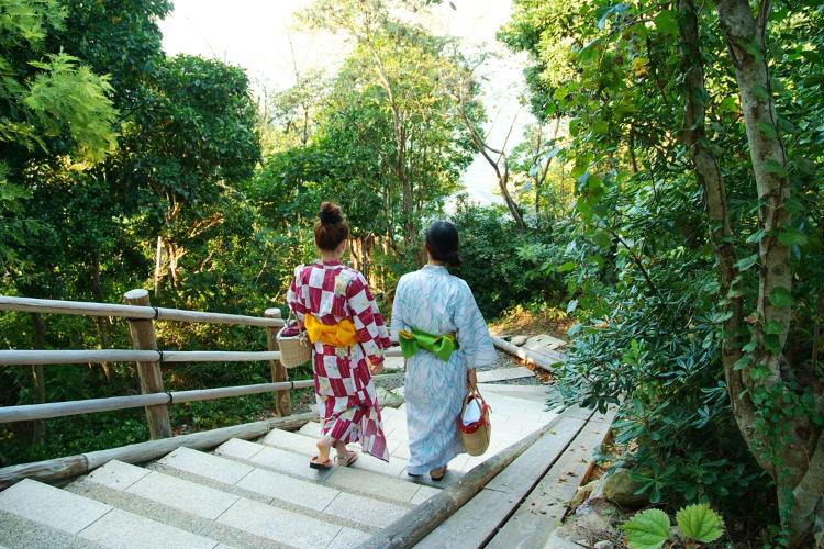 【貸切露天風呂/混浴露天風呂への階段】混浴露天風呂までに階段が約80段ございます。自然の音に耳を澄ませながらお進みください