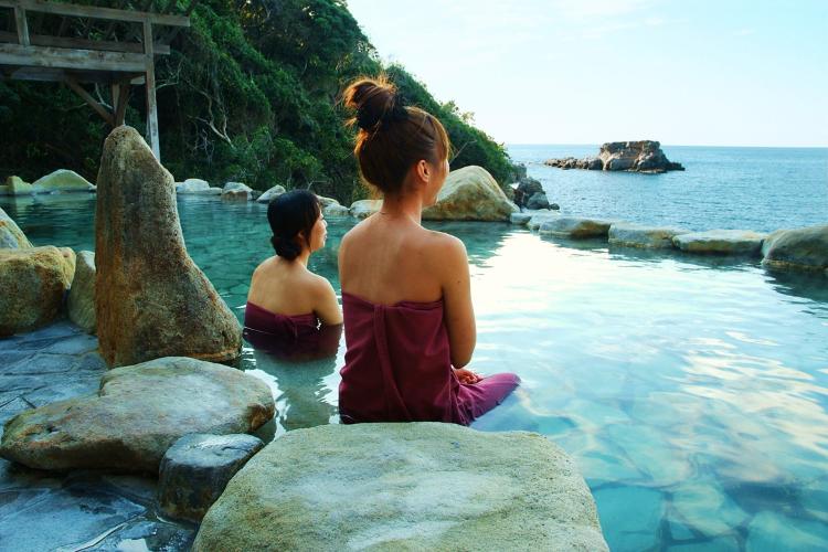 【混浴露天風呂/浜千鳥の湯】湯あみ着を着用する為、女性も気軽にご利用いただけます