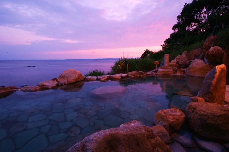 【混浴露天風呂/浜千鳥の湯】茜色に染まる夕刻の湯浴みは片時しか味わえない幻想的な風景へと誘います