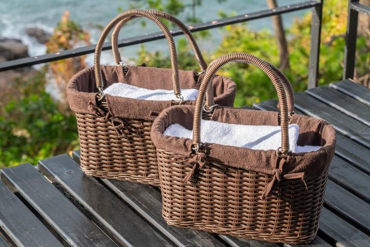 【湯かご】お部屋にご用意している湯かご（タオル）をお持ちください