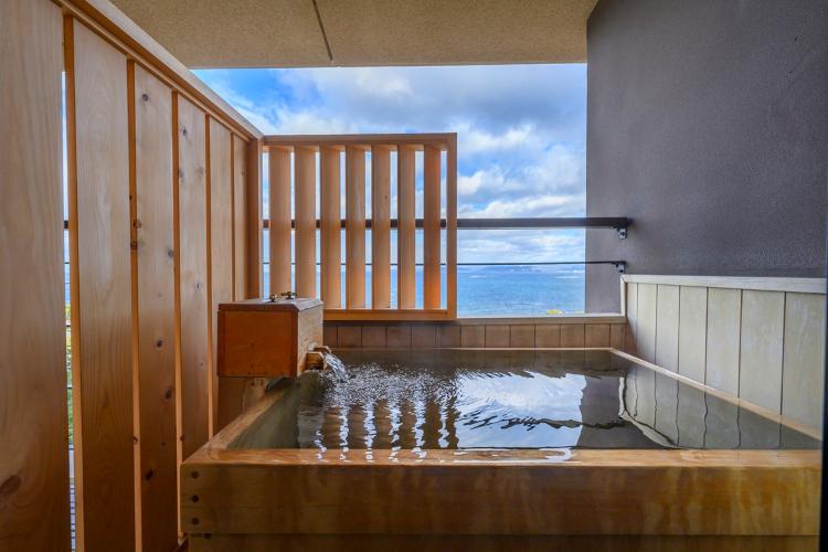 【波の抄/和洋室/眺望:海/沸かし湯】変わりゆく風景を目に焼き付けながら湯浴みをお愉しみください
