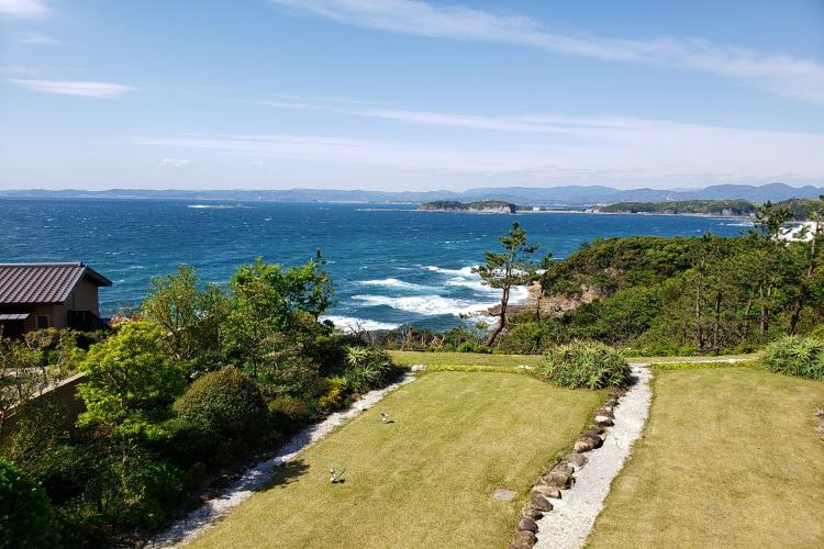 【暁の抄 /洋室ダブル/眺望:海】窓の外に広がる景色が日々の喧騒を忘れひと時の安らぎを与えてくれます