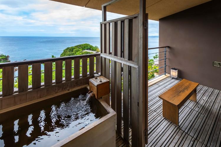 【暁の抄/洋室ツイン/眺望:海/沸かし湯】変わりゆく風景を目に焼き付けながら湯浴みをお愉しみください