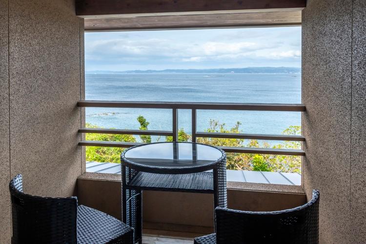 【離れ/メゾネット/眺望:海/源泉かけ流し】絶景と潮の香りを愉しめる2階のテラスはメゾネットならではの特等席です