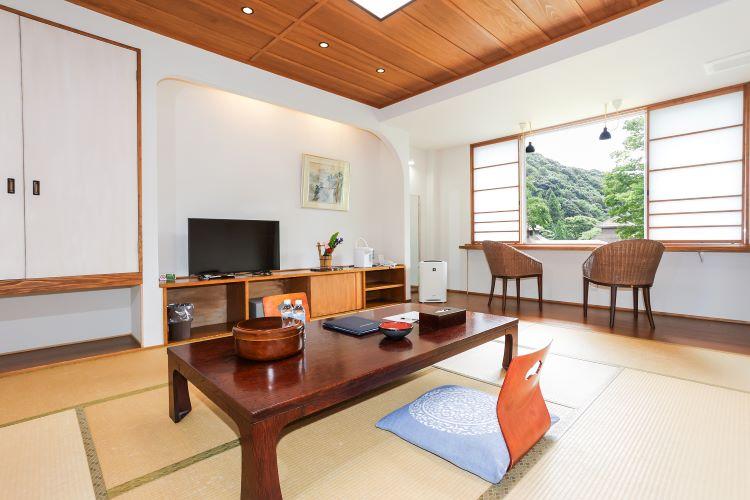 モダン客室。窓からは日本庭園を望めます。