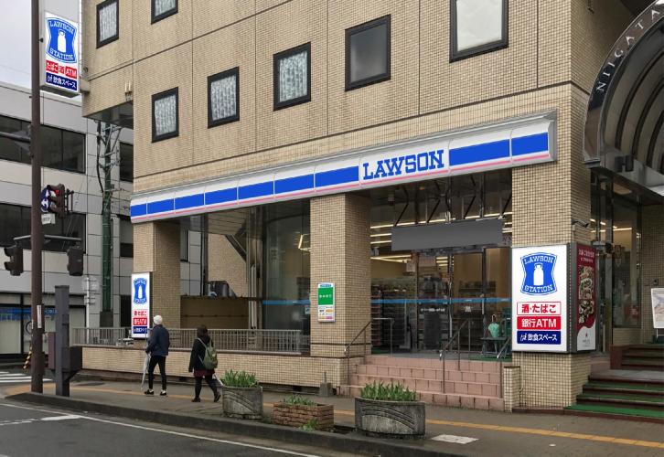 1階ロビーに併設しているローソンは作務衣のままご利用いただけます。