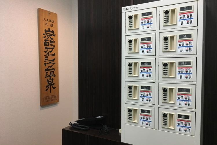貴重品入れ／脱衣所に設置しています。