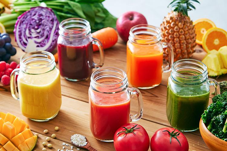 カラフルなスムージーで1日を元気に過ごすために、たっぷりの野菜でカラダの中から整えるスムージー。