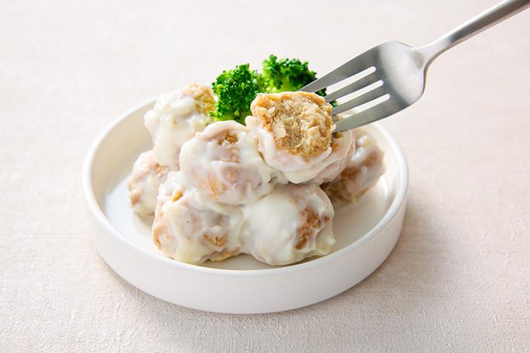 【おから肉団子とブロッコリーのホワイトソース】井村屋とのコラボで生まれた、おからを使用した肉団子