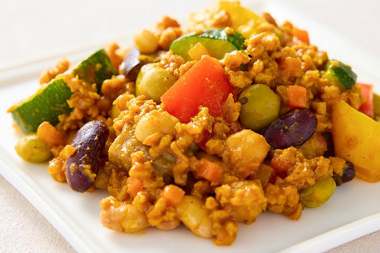 【彩り野菜とお豆のキーマカレー】彩り野菜と5種類のお豆が楽しめる食べ応えのあるキーマカレー