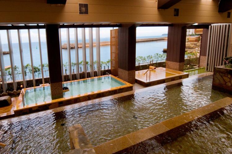 【淡路棚田の湯】 島の原風景「棚田」をモチーフにした三段湯船が特徴（午前：女性用、午後：男性用）