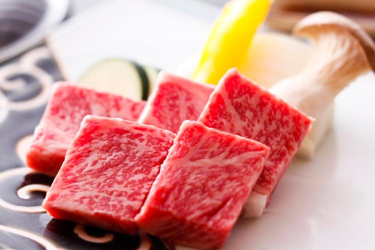 【石焼ステーキ】 霜降りの牛肉をアツアツに熱した石の上でジュワっとお好みの焼き加減で
