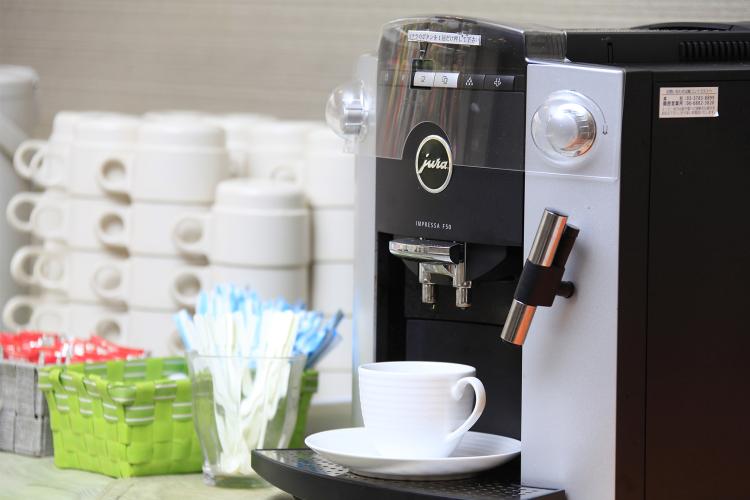 24時間いつでも挽きたて淹れたてをお楽しみ頂けるコーヒーサーバー（１Fロビーにて）