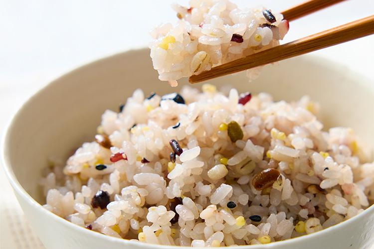 【雑穀米】複数種類の穀物を使用した、食物繊維とミネラルたっぷりな雑穀米。