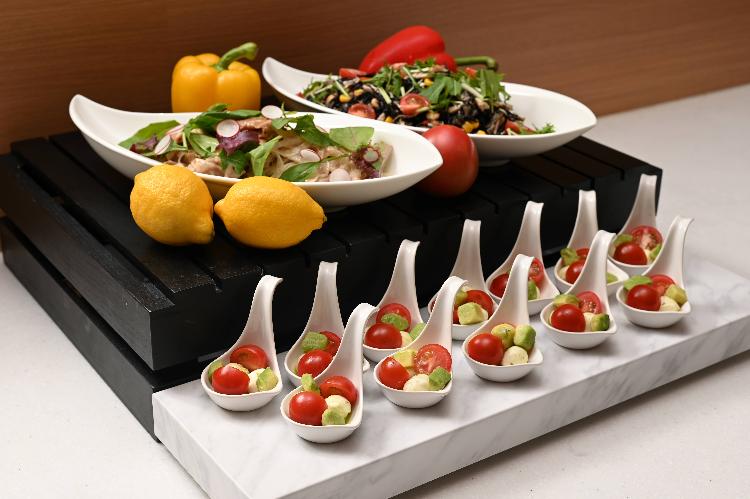 カプレーゼサラダや蒸し鶏などの冷製料理（日替わり3種）