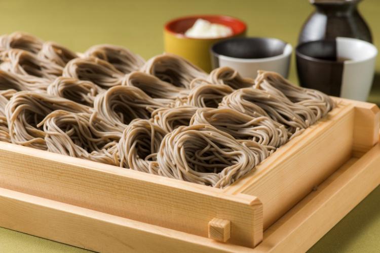 新潟名物「へぎそば」は、木を剥いだ板でできた「へぎ」という器に盛られた蕎麦のことで、蕎麦はつなぎに布海苔（ふのり）という海藻を使っており触感とのど越しに特徴があります。