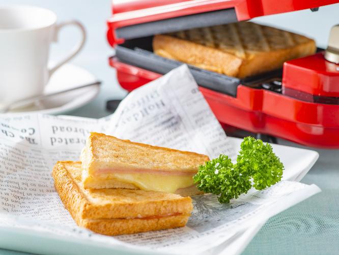 パンに好きな具材をはさんでホットサンドも作れちゃいます