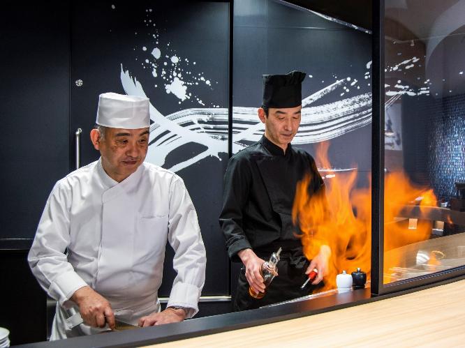 毎日ライブキッチンで出来立ての鉄板焼き料理をご提供！