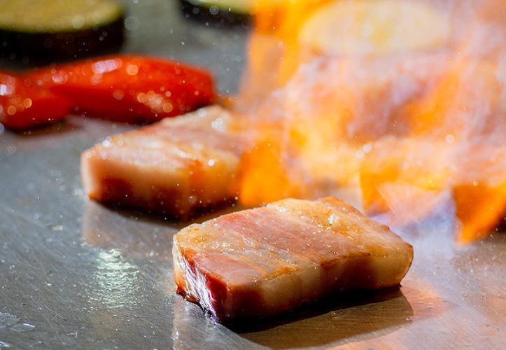 焼きたての厚切りベーコンは絶品です