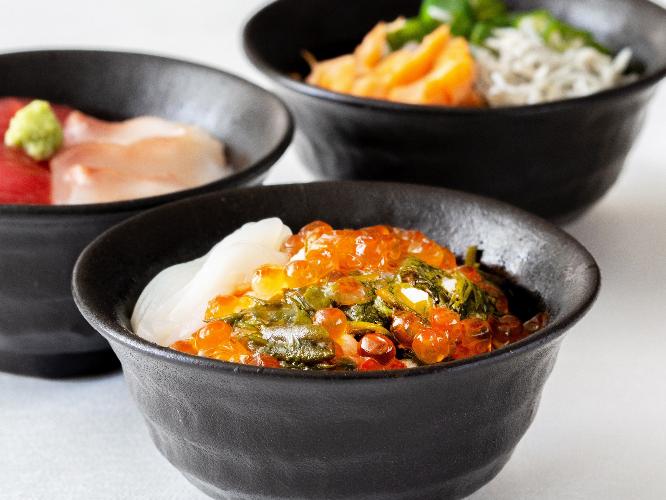 お刺身やとろろ等で自分好みの丼を作れます