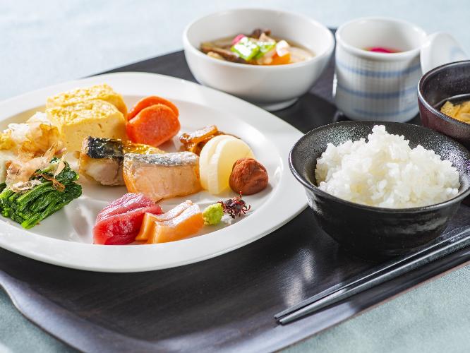 バイキングでのご提供です。お好きな料理をお召し上がり下さい。