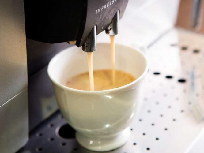 ロビーでは挽きたてのコーヒーをお楽しみいただけるセルフカフェコーナーがございます。