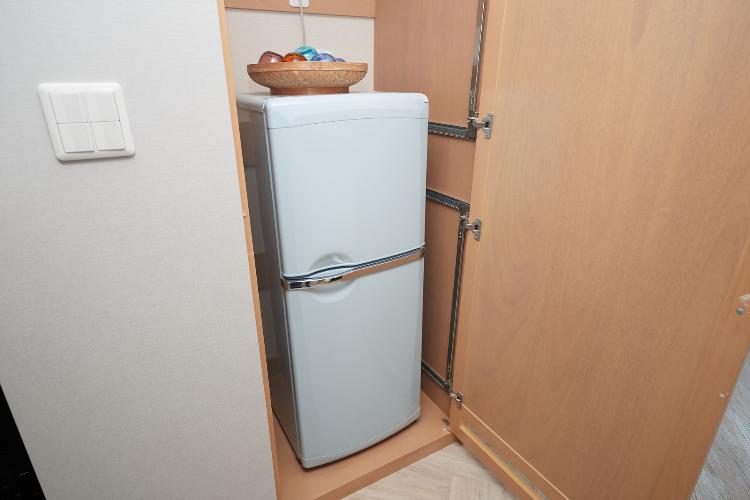 大型冷蔵庫完備なので、食品をいっぱい買ってきても大丈夫（＾‐＾）キッチン付なので調理もできます。
