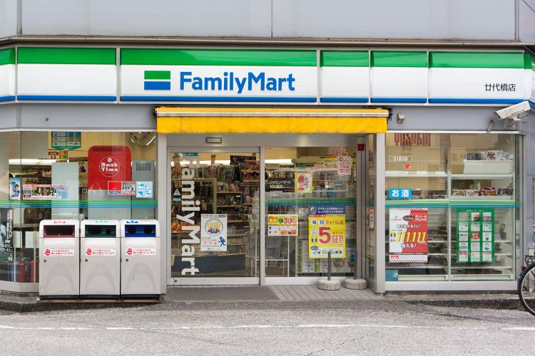 ホテル隣にファミリーマートがございます。QUOカードがご利用いただけます。