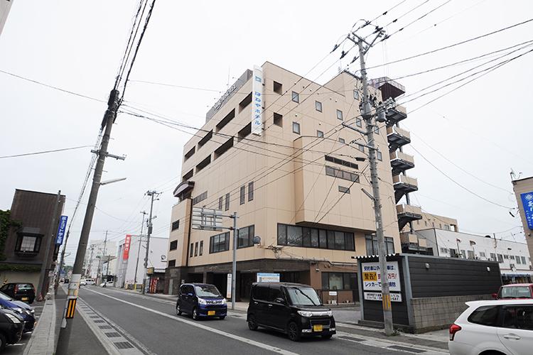 【外観】-コンビニ近く、周りに飲食店も多く、むつ市の中心街に位置するホテルです