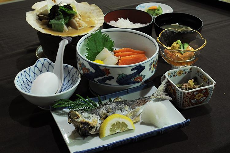 【夕食の一例】写真のメニューは一例です。日替わりでのご提供となります。