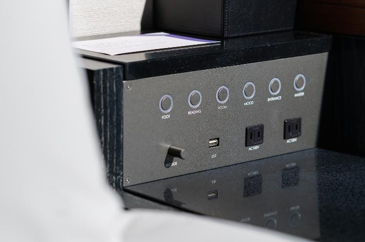 全室、枕元にコンセントとUSBポートを備えた充電スペースも完備。