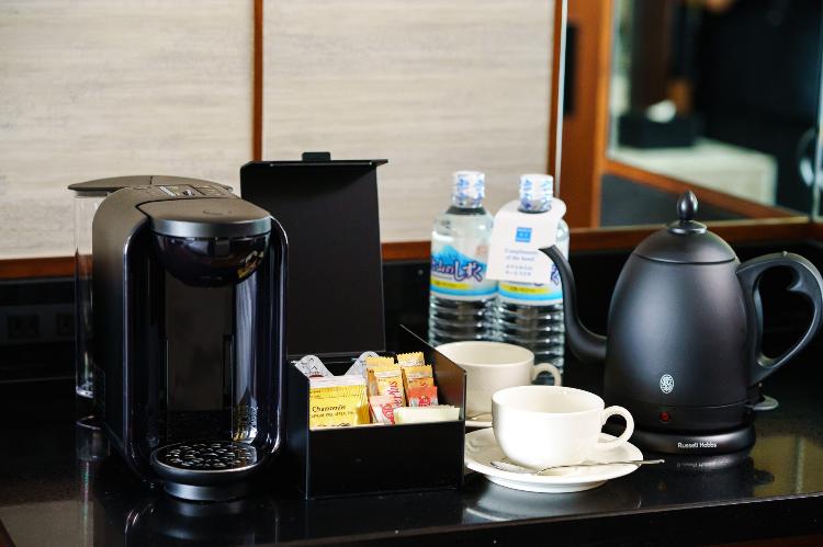 全室にカプセルコーヒーマシン・紅茶・ミネラルウォーター等を備えております。