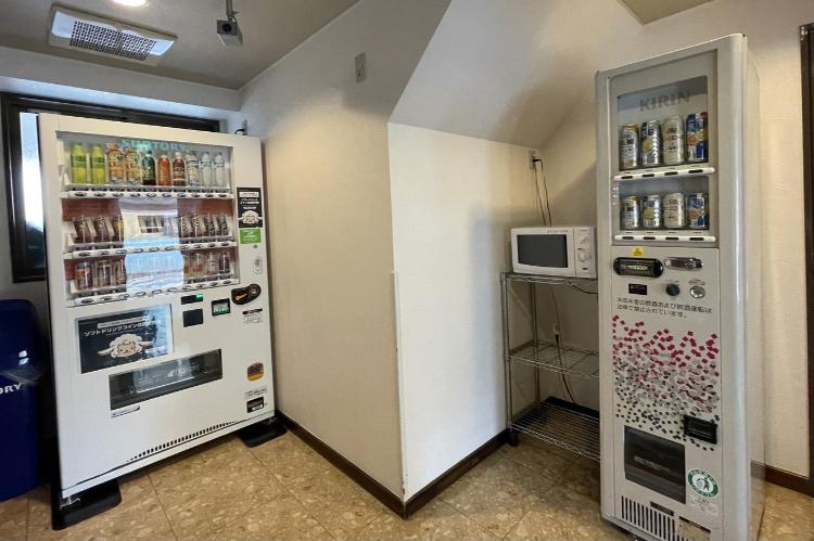 【別館】1F　自販機・電子レンジコーナー　※別館にはコインランドリー・製氷機はございません。