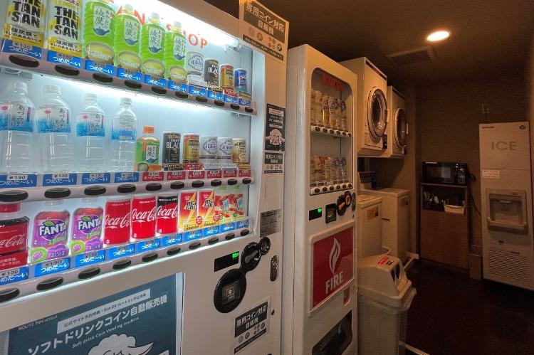 【本館】1F　自販機・電子レンジ・コインランドリー・製氷機コーナー
