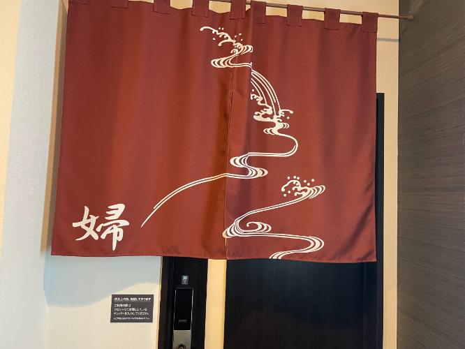 女性大浴場入口：ドアには防犯上施錠されております。