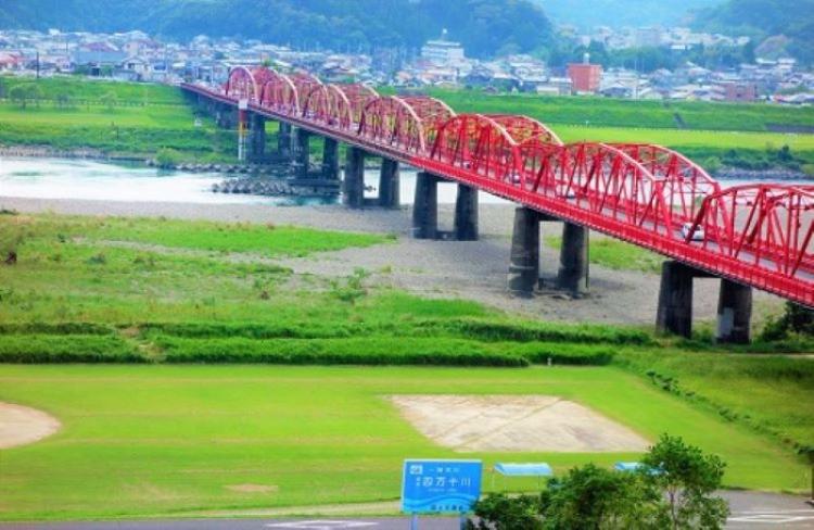 四万十川と赤鉄橋（当館より徒歩2〜3分）