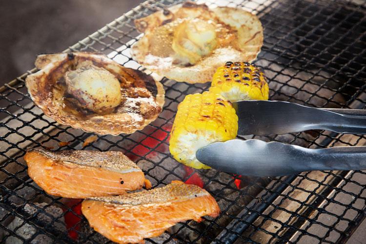 ★シェフが目の前で調理する臨場感あふれる炭火焼ライブキッチン!