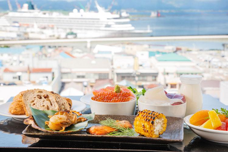 ★炭火焼や手作り海鮮丼など北海道の食材にこだわった自慢の朝食をお楽しみください