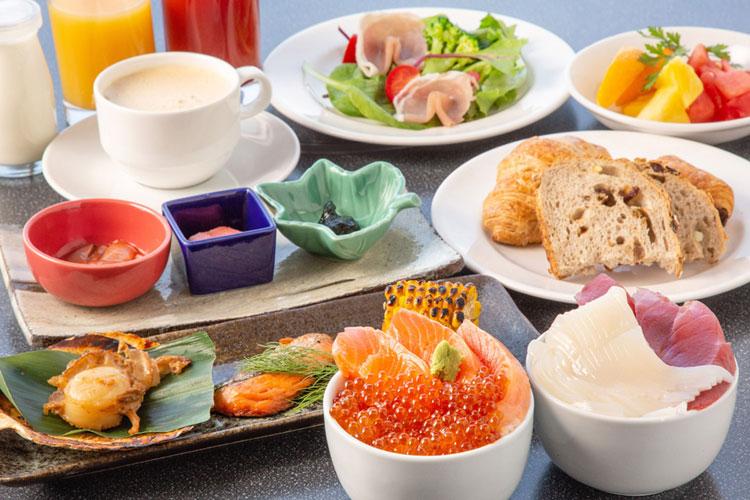 ★炭火焼や手作り海鮮丼など約30種類の和洋バイキングをご用意