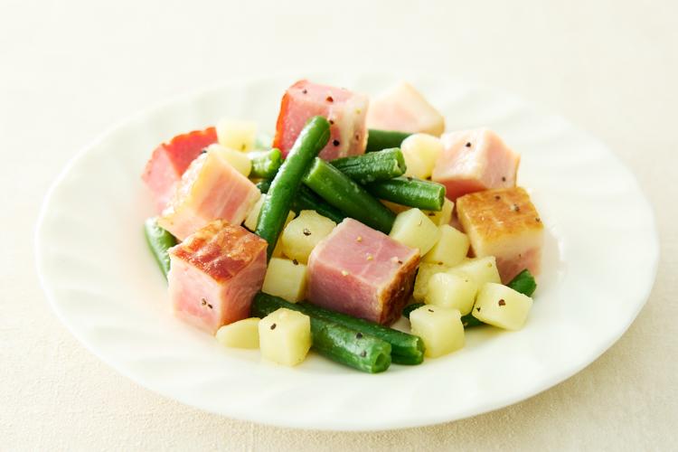 【ベーコンとインゲンの塩だれ】ゴロっとした食べごたえのあるベーコンを塩だれでさっぱりと仕上げました