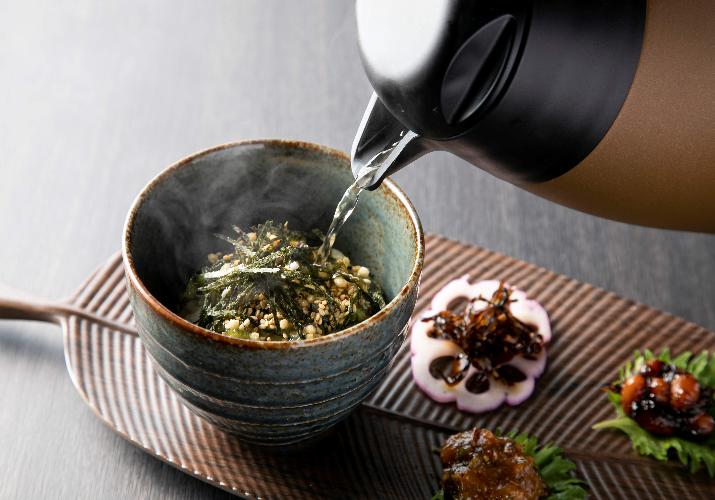 【ラウンジサービス | お茶漬けバイキング】夜の小腹を満たしてくれる地元ならではのお茶漬けをご用意しております。