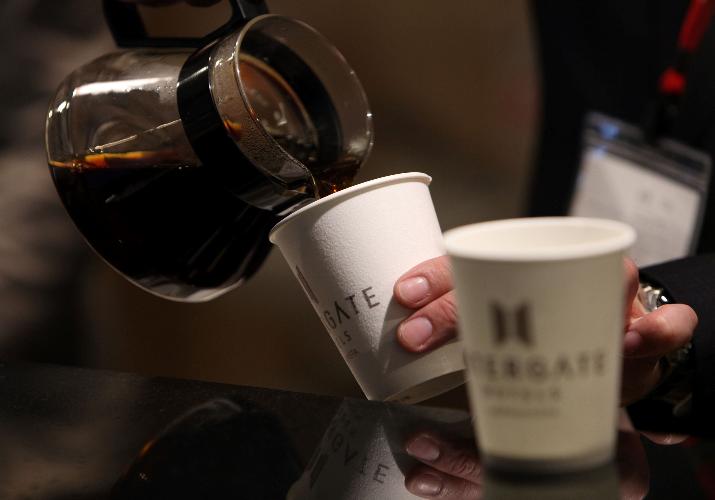 【ラウンジサービス | こだわりのコーヒー】契約農家から仕入れた生豆を自家焙煎してつくられた「ヒロコーヒー」と、大阪で長年愛されてきた「山本珈琲」の豆を使用したこだわりの一杯をどうぞ。