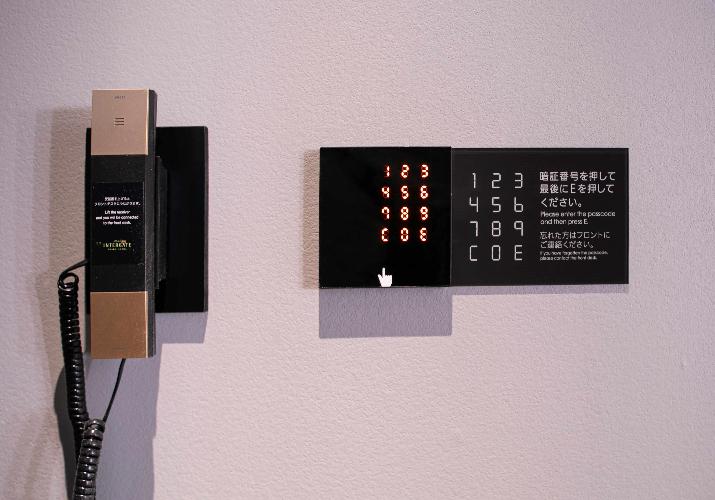 【女性用大浴場 | 入口 】安心のセキュリティシステムを完備  | 日替わりの暗証番号を入口のテンキーにご入力いただくと解錠するシステムを備えています。暗証番号はチェックイン時にフロントでお伝えいたします。
