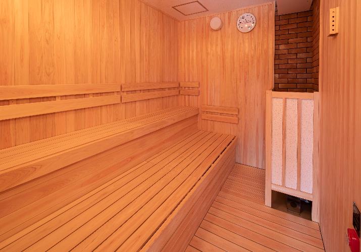 【男性用大浴場限定 | サウナ】ドライサウナ・水風呂 完備  | 日中の疲れを汗と一緒に流してリフレッシュ。