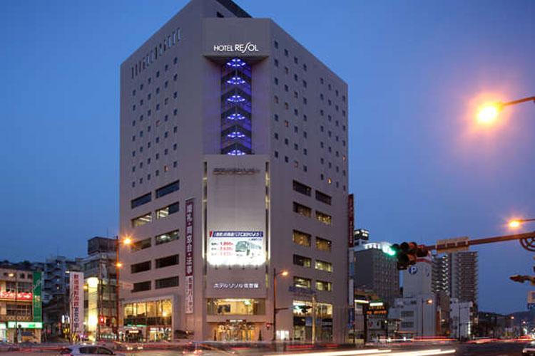 ★【ホテル外観夜】お部屋は全て8階以上!一部の客室からは佐世保港も見渡せます。ブルーのLEDが目印!