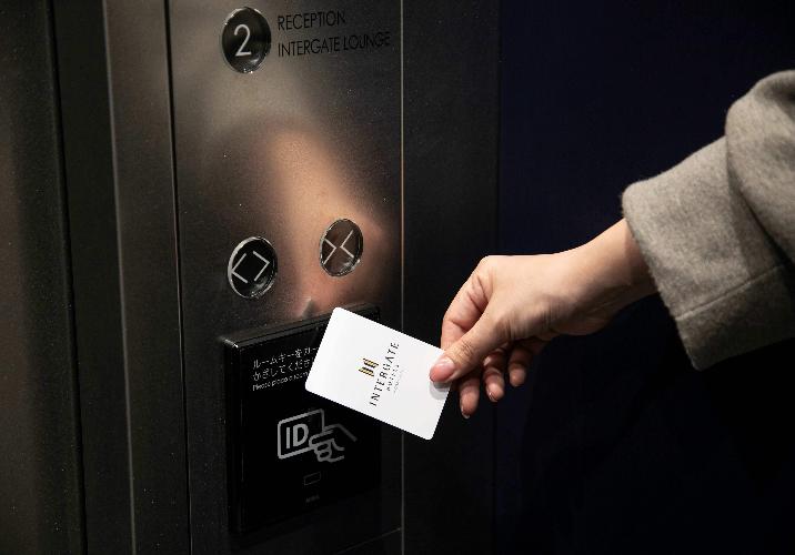 【館内 | セキュリティー】ご宿泊の客室階へのエレベーターのご利用の際には、エレベーター内のセンサーにルームカードキーをかざすことで作動させることができます。