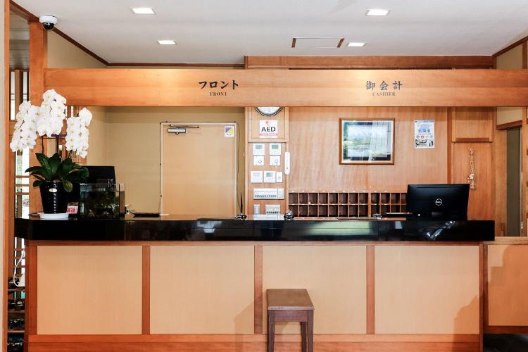 フロントは1階、玄関横にございます。