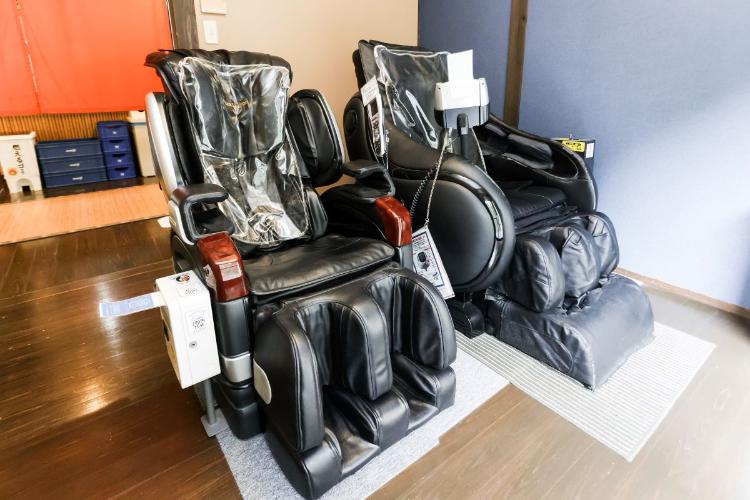 マッサージコーナーには2台のマッサージ機がございます。
