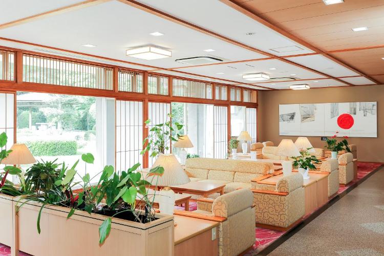 1階ロビーは日本庭園がご覧いただけます。